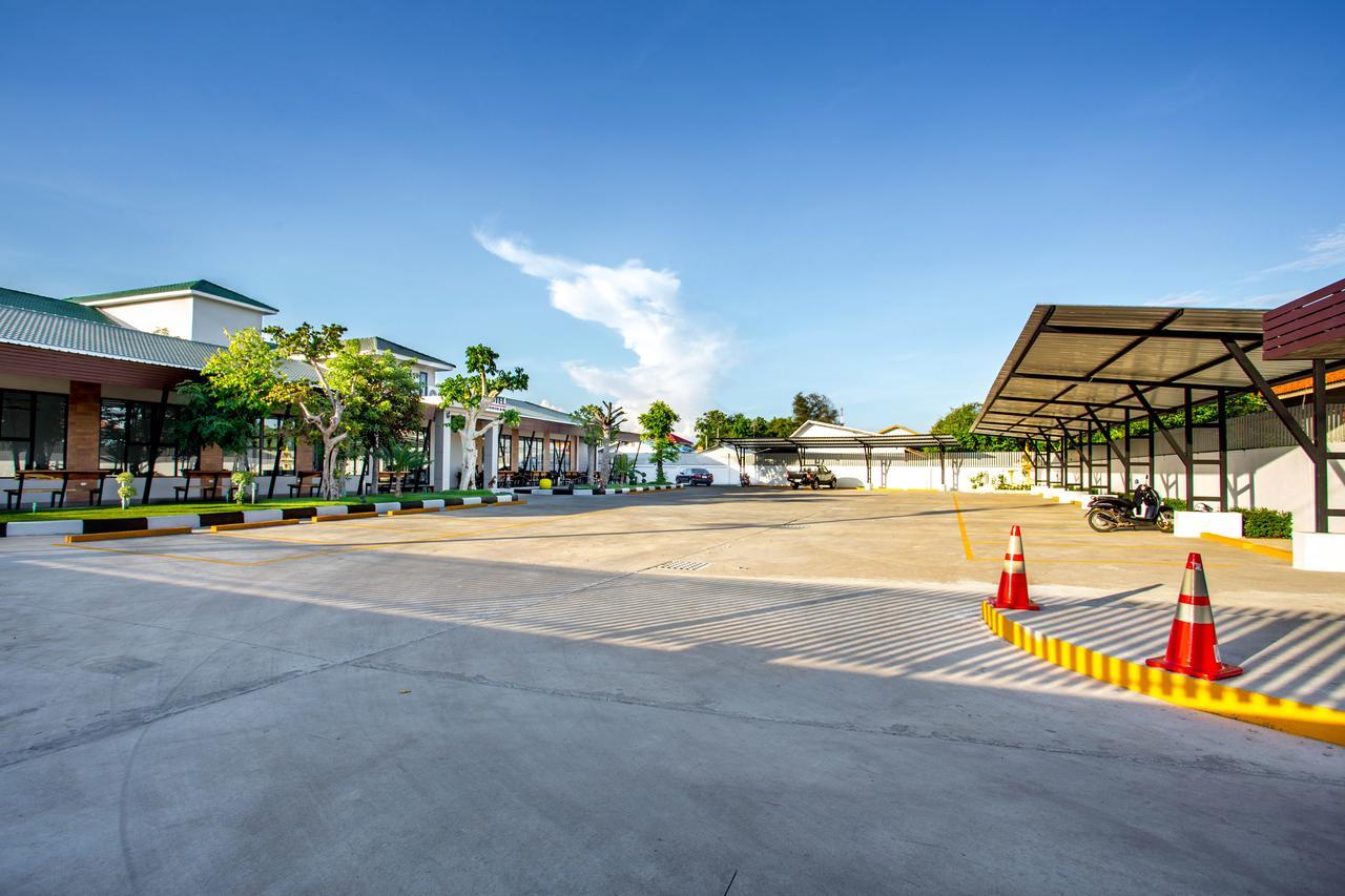 NP Hotel Buriram Buitenkant foto