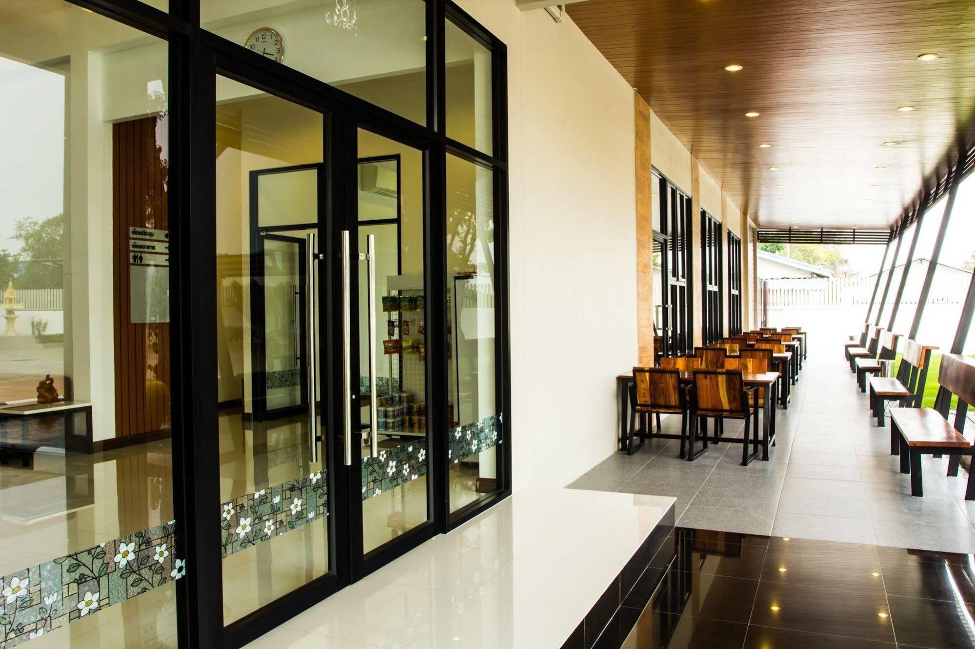 NP Hotel Buriram Buitenkant foto