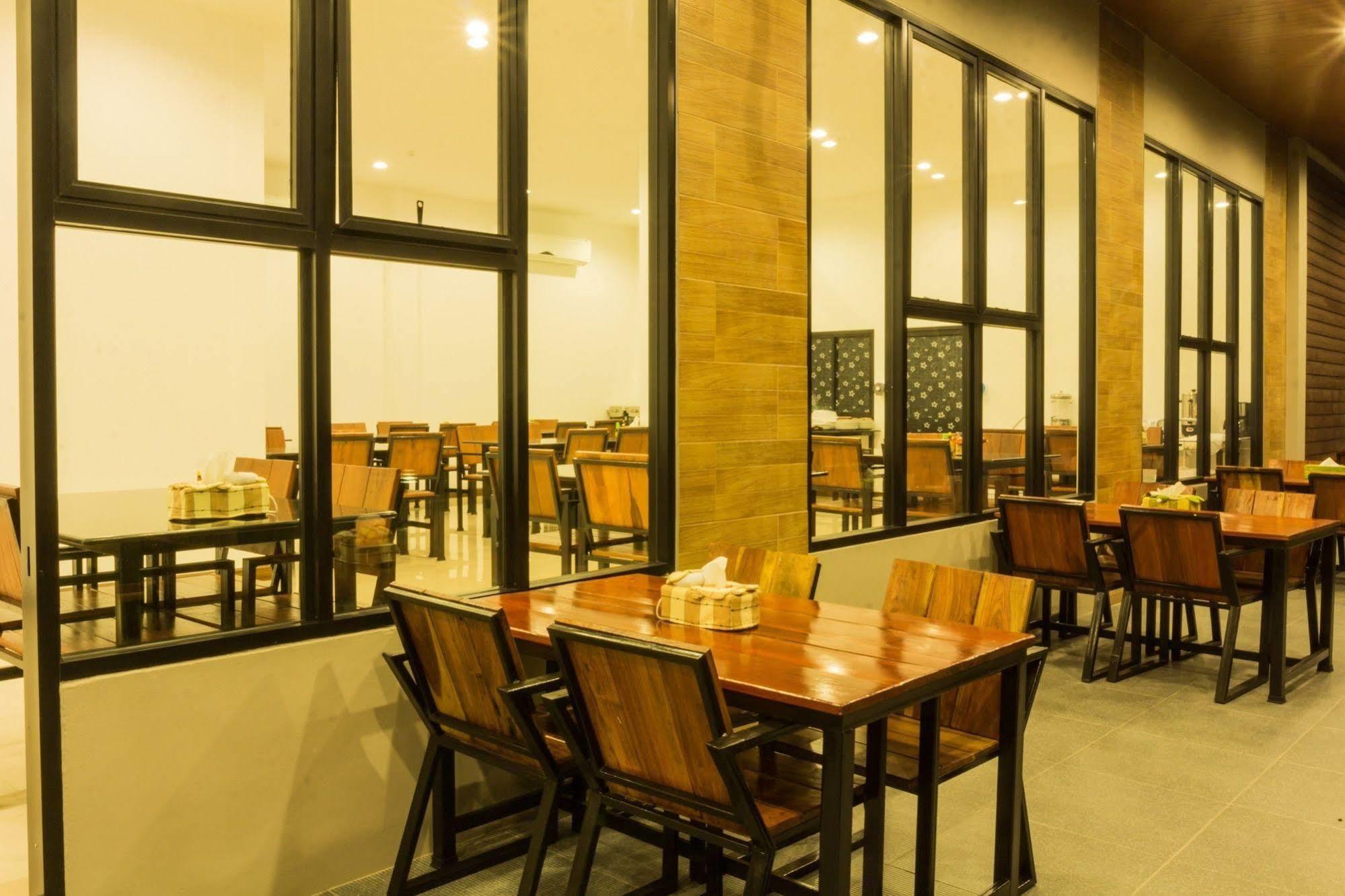 NP Hotel Buriram Buitenkant foto