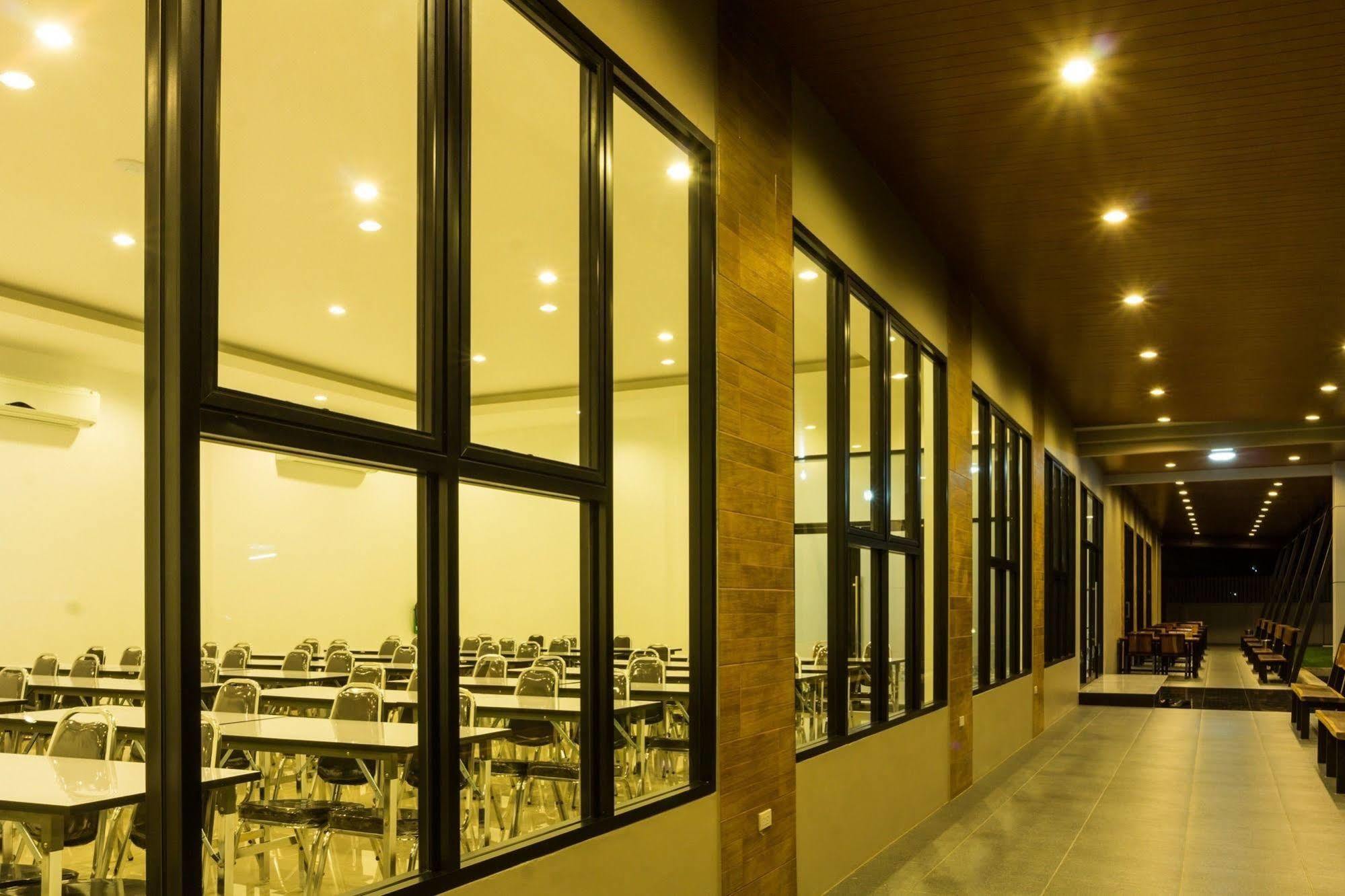 NP Hotel Buriram Buitenkant foto