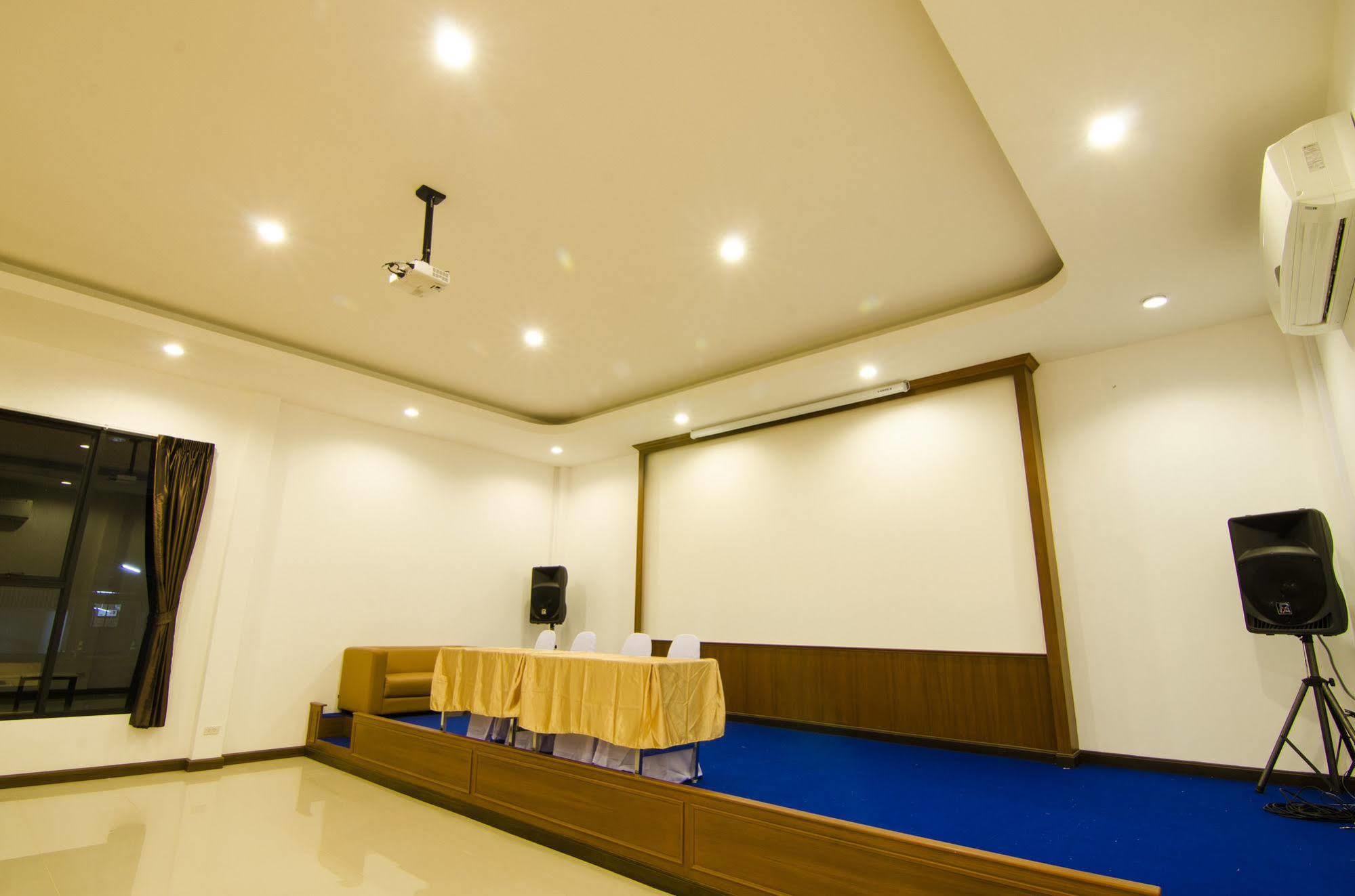 NP Hotel Buriram Buitenkant foto