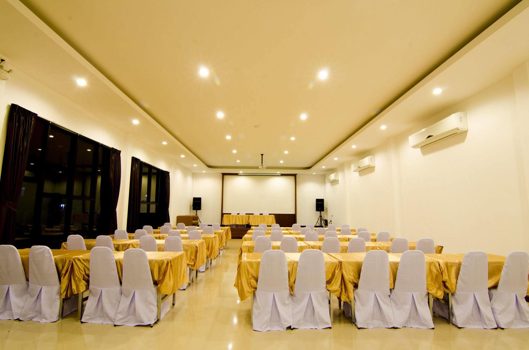 NP Hotel Buriram Buitenkant foto
